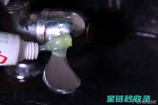 水槽清洁小妙招：去除油污和异味的秘诀 (水槽清洁小妙招有哪些)